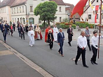 An der Prozession durch den Ort nahmen nicht so viele Gl&auml;ubige teil wie in vergangenen Jahren.  Fotos: Joseph Beck