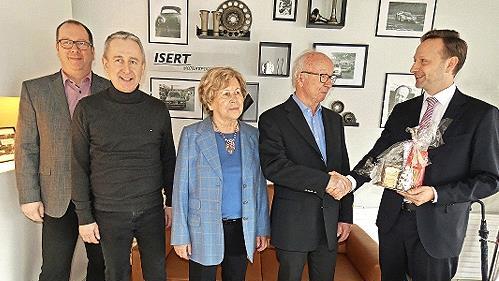Mit Heinz Isert gratulierte Bürgermeister Robert Bosch einem erfolgreichen Unternehmer und früheren Autorennsportler zum 80. Geburtstag. Von links die Söhne Jochen Isert und Wolfgang Isert, Ehefrau Edeltraud und Heinz Isert sowie Bürgermeister Rob...