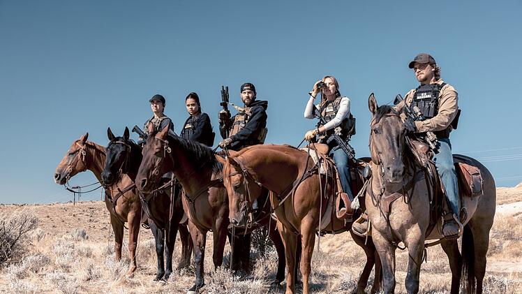 Kayce Dutton (Luke Grimes, von rechts) jagt mit den Marshals Belle (Arielle Kebbel), Calvin (Logan Marshall-Green), Andrea (Ash Santos) und Miles (Tatanka Means) Gangster in Montana.