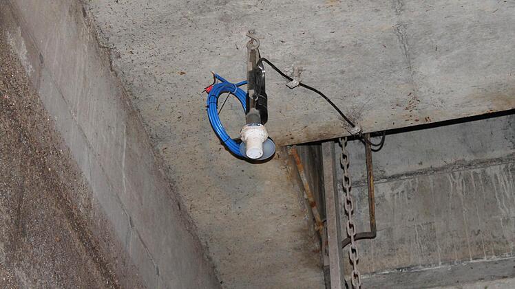 Mit Sensoren verschaffen sich die Techniker der Stadtwerke einen Überblick über das Becken - selbst wenn es voller Wasser ist.