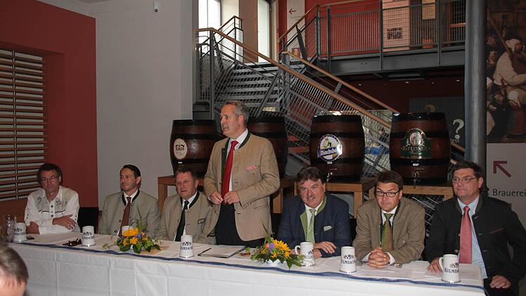 Pressekonferenz zum Probeanstich: (von links) Chef-Organisator Michael Schmid, Finanz-Vorstand Otto Zejmon, Oberbürgermeister Henry Schramm, Marketing-Vorstand Markus Stodden, Landrat Klaus Peter Söllner, Technik-Vorstand Jörg Lehmann und Diplom-Braumeister Hermann Nothhaft.
