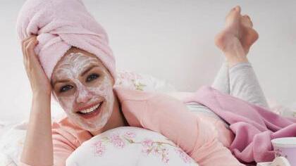 Wenn der Hochzeitsstress zu viel wird, beruhigt eine entspannende Gesichtsmaske Haut und Seele. Foto: djd/Merz Spezial