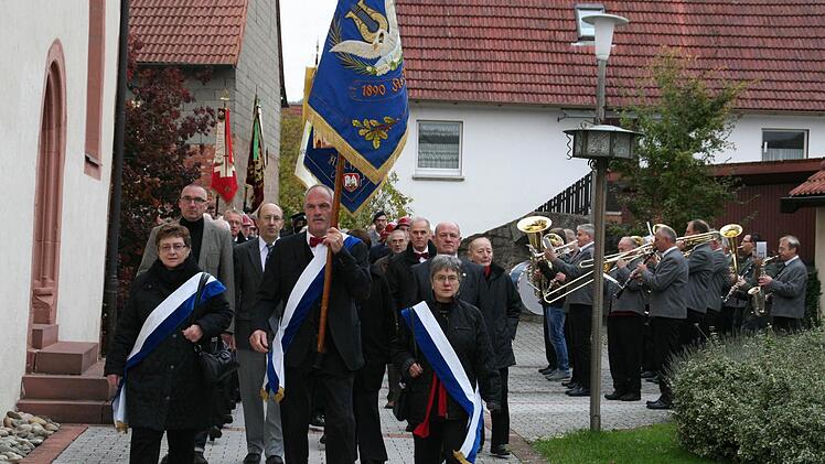 Die Kirchenparade zum Jubiläum des Gesangvereins Aschach. Foto: Werner Vogel