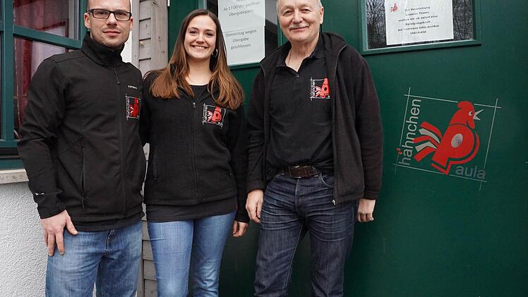 Wolfgang Zebisch (rechts) übergibt "Hähnchen-Paula" nach 20 Jahren an Sebastian Marek und Jennifer Stumpf.  Foto: Marion Eckert