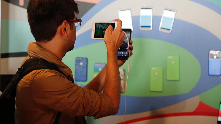 "Pixel"-Smartphones nach der Präsentation  Foto: John G. Mabanglo, dpa