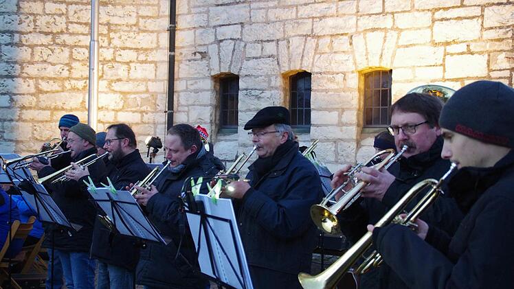 Der evangelische Posaunenchor trug bekannte Weihnachtslieder wie "Wir sagen euch an, den lieben Advent" vor.Foto: Thomas Hümmer