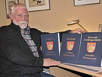Drei Bände - drei Jahre. Volker Kuhn erforschte und belegte die Geschichte seines Heimatortes Pfarrweisach und erstellte hierüber nach drei Jahren Arbeit drei Bände. Foto: Helmut Will