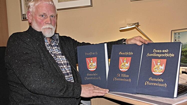 Drei Bände - drei Jahre. Volker Kuhn erforschte und belegte die Geschichte seines Heimatortes Pfarrweisach und erstellte hierüber nach drei Jahren Arbeit drei Bände. Foto: Helmut Will