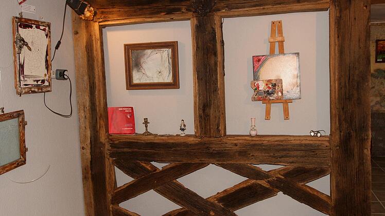 Das Fachwerk des früheren alten Rathauses ziert nun die Galerie und bietet sogar den Rahmen für Kunstwerke. Foto: Günther Geiling