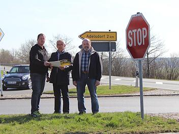Günter Münch, Günter Brehm und Paul Sänger (von links) von den Freien Wählern wollen einen Kreisverkehr.  Foto: Franziska Rieger