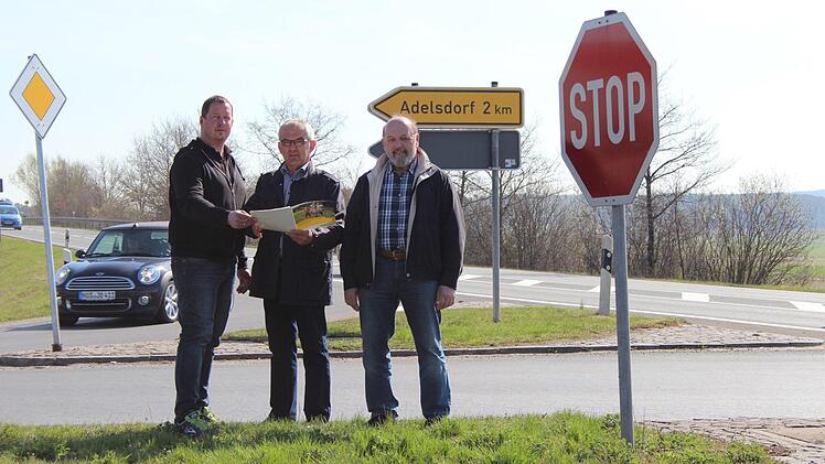 Günter Münch, Günter Brehm und Paul Sänger (von links) von den Freien Wählern wollen einen Kreisverkehr.  Foto: Franziska Rieger