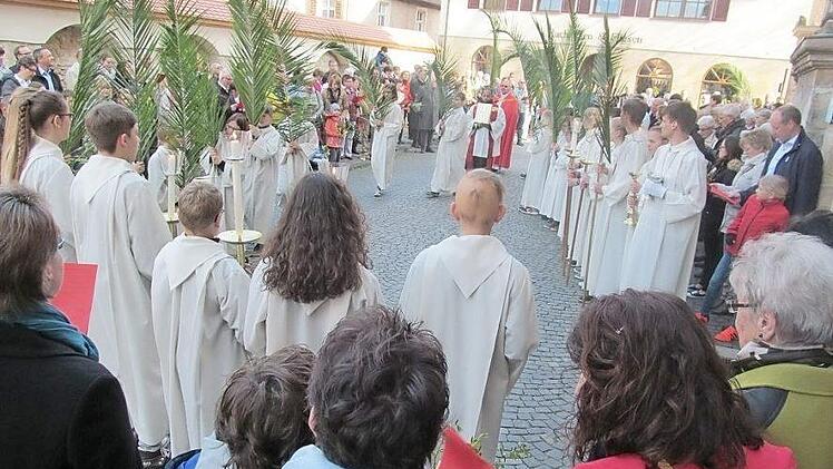 Die Palmprozession kommt vor der Stadtpfarrkirche an. Foto: Peter Schramm