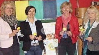 Ulrike Umlauft, AOK; Ingrid Nassios, Lions Club Coburg-Veste; Jutta Wuzel, Schulleitung GS Ketschendorf; und Yvonne Mück, Lehrerin der ersten Klassean der GS Ketschendorf mit der Symbolfigur Klaro Foto: p