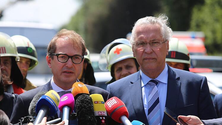 Verkehrsminister Alexander Dobrindt (links) und Bayerns Innenminister Joachim Herrmann (beide CSU) äußerten sich am Montagnachmittag am Unfallort zu dem tragischen Busunglück auf der A9 bei Münchberg (Landkreis Hof). Die Politiker zeigten sich bestürzt und kritisierten auch das Verhalten einiger Verkehrsteilnehmer. Foto: News5/ Fricke