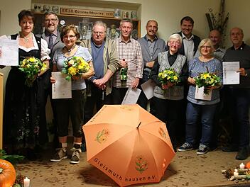 Sie sind der jüngste Ortsverein im Kreisverband für Gartenbau und Landschaftspflege Coburg: die Gartenfreunde der Dorfgemeinschaft Gleismuthhausen. Beim silbernen Jubiläum zeichnete Schirmherr Michael Busch (2. v. links) am vergangenen Samstag in der Festhalle Sabine Schmidt, Jutta Angermüller (Vorsitzende), Christian Pekusa, Bernd Schmidt, Reiner Popp, Inge Gemeinhardt, Sibylle Grund, Uwe Gemeinhardt und Harald Grund (von links) aus. Auch Bürgermeister Martin Mittag (hinten, 3. von rechts) g...