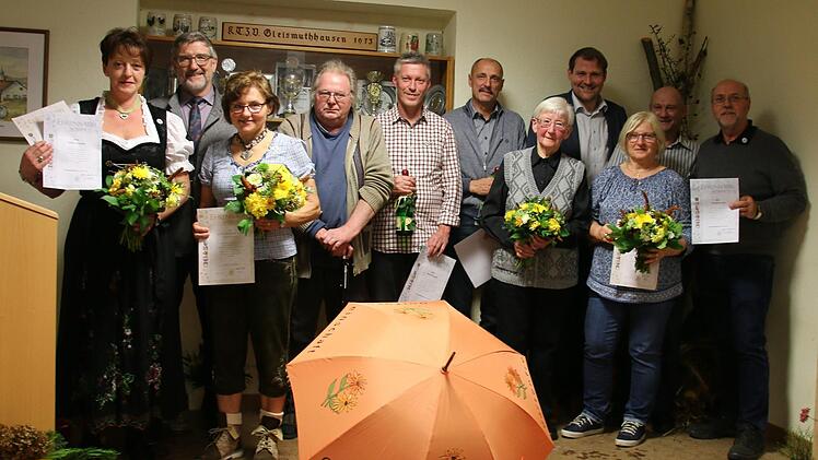 Sie sind der jüngste Ortsverein im Kreisverband für Gartenbau und Landschaftspflege Coburg: die Gartenfreunde der Dorfgemeinschaft Gleismuthhausen. Beim silbernen Jubiläum zeichnete Schirmherr Michael Busch (2. v. links) am vergangenen Samstag in der Festhalle Sabine Schmidt, Jutta Angermüller (Vorsitzende), Christian Pekusa, Bernd Schmidt, Reiner Popp, Inge Gemeinhardt, Sibylle Grund, Uwe Gemeinhardt und Harald Grund (von links) aus. Auch Bürgermeister Martin Mittag (hinten, 3. von rechts) g...