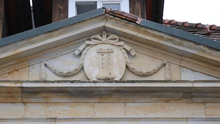 Ornament über dem Portal des alten Rathauses. Der Turm findet sich auch im Wappen der Marktgemeinde wieder und erinnert an die Ursprünge der heute gewaltigen Schlossanlage.Foto: Katrin Geyer