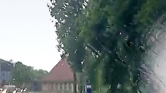 Das Unwetter in Kulmbach an Pfingsten 2017 verwandelte Stra&szlig;en wie hier die Pestalozzistra&szlig;e in k&uuml;rzester Zeit in eine Seenlandschaft. Foto: privat