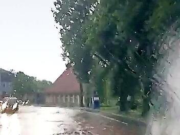 Das Unwetter in Kulmbach an Pfingsten 2017 verwandelte Straßen wie hier die Pestalozzistraße in kürzester Zeit in eine Seenlandschaft. Foto: privat