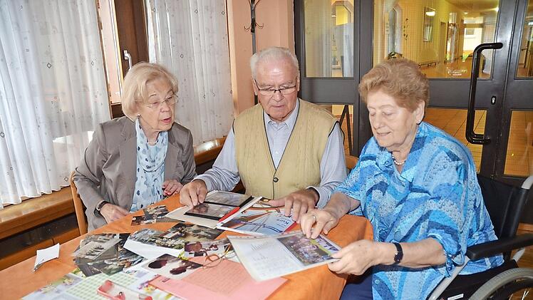 Sie schwelgen in Erinnerungen und schmieden zugleich Zukunftspläne: Die Mitglieder des Vormittagskreises Anneliese Geyer (links), Wolfgang Schmidt (Leiter und Sprecher) und Johanna Strysio.  Foto: K.- H. Hofmann