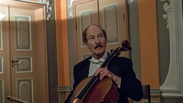 Reichlich Applaus ernteten Jürgen de Lemos Cello) und Hans-Dieter Bauer (Klavier) bei ihrem Konzert im Andromedasaal der Landesbibliothek.Foto: Jochen Berger