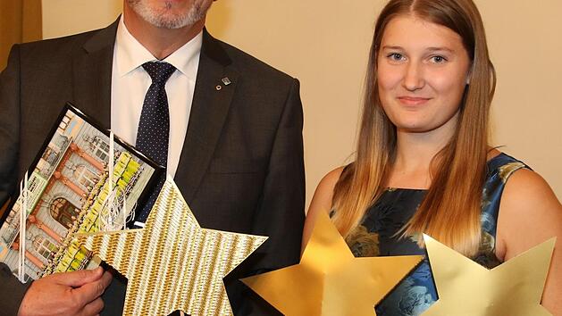 Polizeivizepr&auml;sident und Vorsitzender der Kreisverkehrswacht, Udo Skrzypczak, f&uuml;r die Verkehrskadetten mitgebracht: Jugendsprecherin Rebecca Roh&eacute; nahm drei Sterne entgegen.  Foto: Wolfgang Desombre