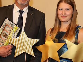 Polizeivizepräsident und Vorsitzender der Kreisverkehrswacht, Udo Skrzypczak, für die Verkehrskadetten mitgebracht: Jugendsprecherin Rebecca Rohé nahm drei Sterne entgegen.  Foto: Wolfgang Desombre