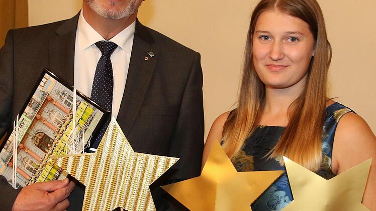 Polizeivizepräsident und Vorsitzender der Kreisverkehrswacht, Udo Skrzypczak, für die Verkehrskadetten mitgebracht: Jugendsprecherin Rebecca Rohé nahm drei Sterne entgegen.  Foto: Wolfgang Desombre