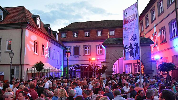 Rund 800 Gäste kamen zur Auftaktveranstaltung der Open-Air-Konzertreihe "abend.licht" des Kulturamts Haßfurt live im Rathausinnenhof und auf dem Platz vor der Stadthalle. Dabei wurde erstmals auch die neue Fahne des Kulturamts präsentiert. Foto: Ulrike Langer