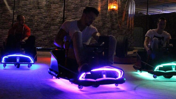 Bei "Drifter Karts" in Nürnberg können die Teilnehmer wie bei "Mario Kart" im Rennen oder im "Battle-Mode" gegeneinander antreten. Foto: Drifter Karts
