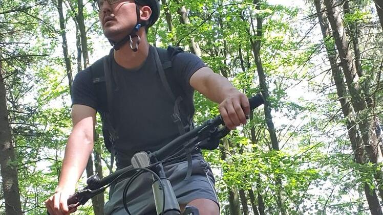 Herausfordernder Trail hinunter nach Doos; Rund ums Ailsbachtal kommen Mountainbiker voll auf ihre Kosten. Foto: Ronald Heck