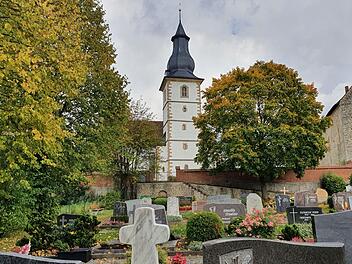 Alte, stattliche Bäume gehören genauso zum Rugendorfer Friedhof wie heimische Heckengehölze. Sie bieten Nahrung und Lebensraum für zahlreiche Tiere. Foto: Christine Fischer