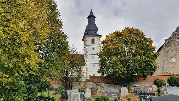 Alte, stattliche Bäume gehören genauso zum Rugendorfer Friedhof wie heimische Heckengehölze. Sie bieten Nahrung und Lebensraum für zahlreiche Tiere. Foto: Christine Fischer
