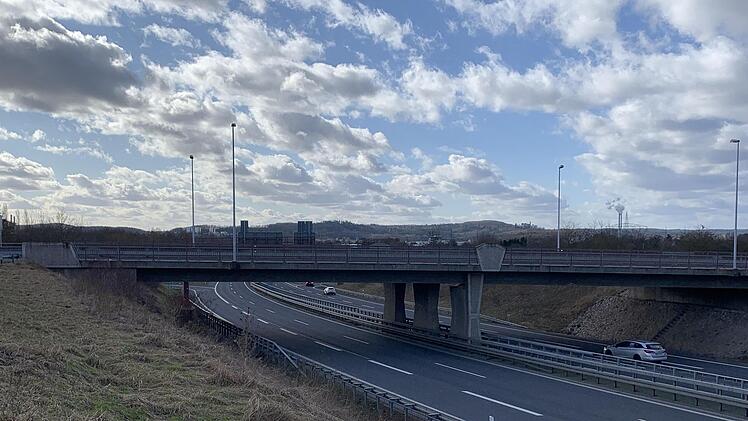 Für voraussichtlich fünf Monate muss die Brücke bei der HUK-Coburg-Arena auf der Lauterer Höhe gesperrt werden.
