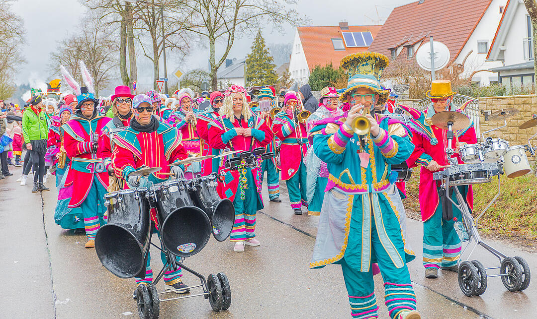 Buntes Faschingstreiben begeistert groß und klein.