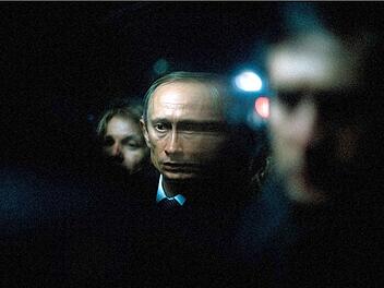 Von St. Petersburg nach Moskau: Mit Verbindungen zur Unterwelt und den Geheimdiensten bahnt sich Wladimir Putin (dargestellt von Marius Čizauskas) den Weg zur Macht.