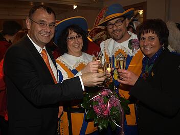Das neue Ebenhäuser Prinzenpaar Jutta III. und Andreas I. : Zusammen mit Sitzungspräsidentin Silvia Reith (rechts) und 3. Bürgermeister Robert Erhard (links) stoßen sie auf eine erfolgreiche Jubiläums-Regierungszeit an.  Foto: Stefan Geiger