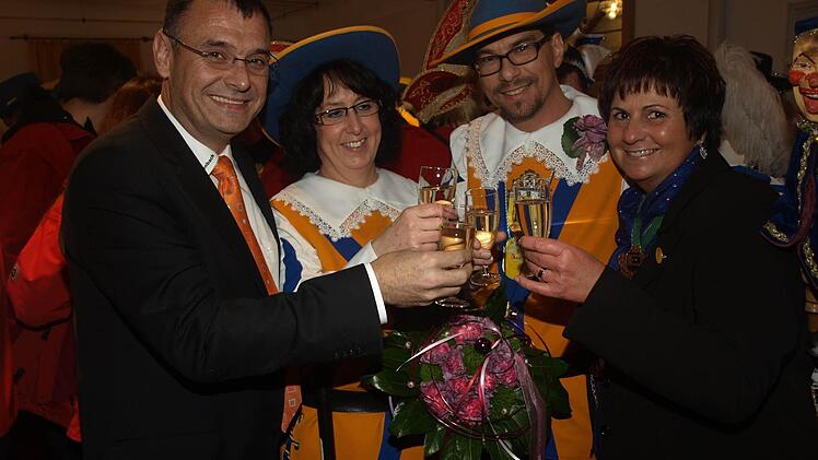 Das neue Ebenhäuser Prinzenpaar Jutta III. und Andreas I. : Zusammen mit Sitzungspräsidentin Silvia Reith (rechts) und 3. Bürgermeister Robert Erhard (links) stoßen sie auf eine erfolgreiche Jubiläums-Regierungszeit an.  Foto: Stefan Geiger