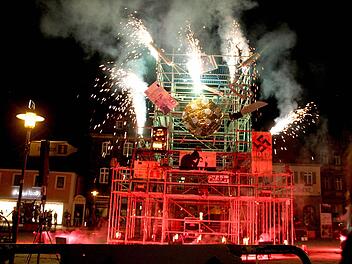 Am "Turmbau zu Babel" hingen die Bilder und Symbole, die die Gefangenen der JVA Ebrach gefertigt hatten. Fotos: Gerda Völk
