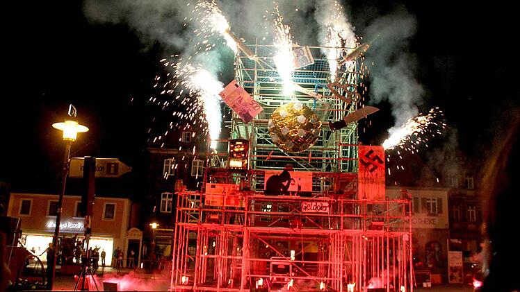 Am "Turmbau zu Babel" hingen die Bilder und Symbole, die die Gefangenen der JVA Ebrach gefertigt hatten. Fotos: Gerda Völk