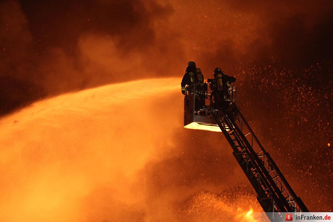 Riesiges Flammeninferno zerstoert grosses Saegewerk - Meterhohe Flammen