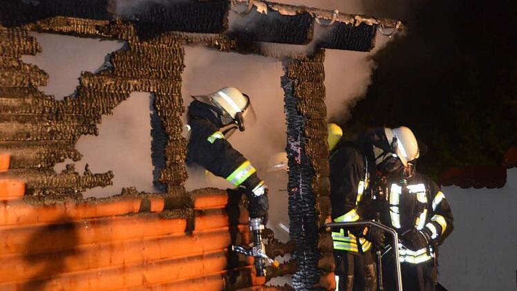 Zum Brand eines Gartenhäuschens in Bad Kissingen ist die Feuerwehr in der Nacht zum Donnerstag ausgerückt. Foto: Peter Rauch