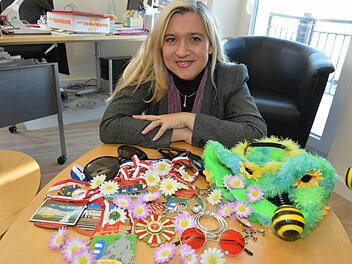 Melanie Humls viele Faschingsorden stammen zumeist aus Veitshöchheim, auch die anderen Requisiten waren dort im Einsatz. Foto: Ronald Rinklef