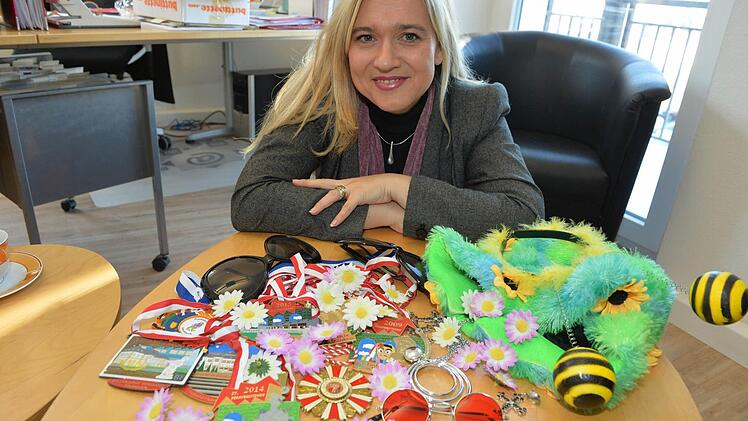 Melanie Humls viele Faschingsorden stammen zumeist aus Veitshöchheim, auch die anderen Requisiten waren dort im Einsatz. Foto: Ronald Rinklef
