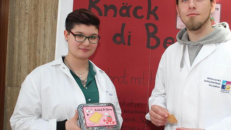 Nina Spachmüller und Moritz Kaiser haben mit ihrer Gruppe ein Kümmel-Knäckebrot, das im Kühlschrank aufbewahrt wird, mit dazu passendem Himbeer-Dip entwickelt: Klingt komisch, schmeckt aber. Speziell für ernährungsbewusste Menschen, die vielleicht auch mal am Schreibtisch was essen, wäre das ein gesunder und frischer Snack