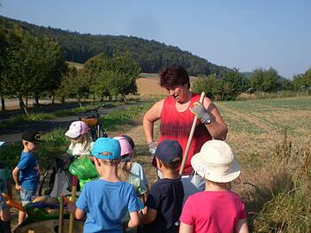 Helene Greubel freut sich über viel fleißige Helfer bei der Kartoffelernte in Ramsthal. Foto: Andreas Lomb