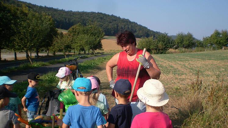 Helene Greubel freut sich über viel fleißige Helfer bei der Kartoffelernte in Ramsthal. Foto: Andreas Lomb