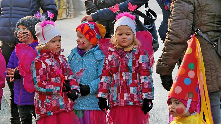 Bei Sonnenschein tanzen, schunkeln und singen kleine und große Narren beim "Faschingsfez" auf dem Anger. Nicht nur die Organisatoren freut's. Foto: Dieter Britz