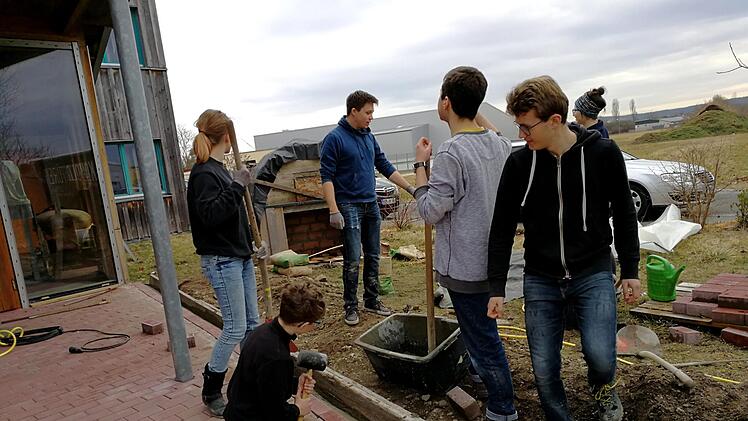 Am Hinterausgang wird der Randstreifen betoniert.Johanna Blum