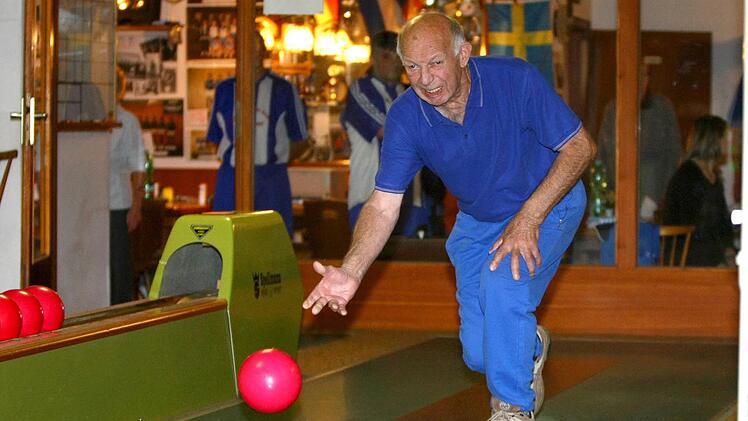Sigmund Pohl hat den Sportkegelverein Goldener Anker Kasendorf vor mehr als 50 Jahren gegründet - nun kommt das Aus.  Foto: Limmer/Archiv